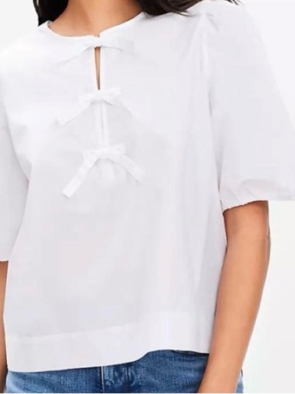 NWT Women’s Crisp white Large top with keyhole detail & bows